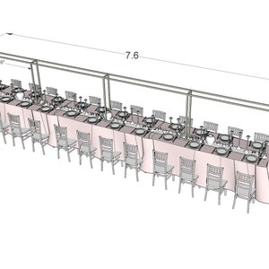 Könnte beinhalten: Ein langer, rechteckiger Tisch mit einer rosa Tischdecke ist mit weißen Tellern, Besteck und Kerzen gedeckt. Der Tisch ist 7,6 Fuß lang und 72 Zoll breit. Er ist mit einem Metallrahmen über Kopf dekoriert.