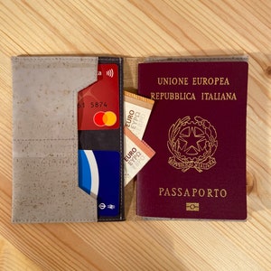 Porta passaporto in sughero grigio chiaro. Porta documenti, porta tessere, ferma soldi, accessorio viaggi.