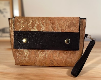 Clutch, bolsa de mão em cortiça dourada e preta. Botões dourados e alça de pulso preta. Minimalista e geométrico. Elegante para a noite. Mulher
