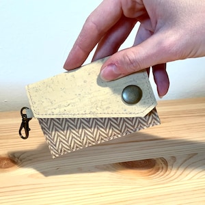 Porta tessere, porta chiavi, documenti, badge e carte di credito. Portafoglio da uomo e da donna minimalista sottile in pelle di sughero.