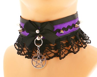 Pastel gotische kraag choker met ring en metalen spikes, genaaid in satijn met kant met goth pentagram hanger handgemaakt cadeau, op bestelling gemaakt