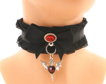 Collares de gargantilla de cuello gótico de lujo negro con anillo cosido en satén con organza con colgante de cruz gótica accesorios de vestuario regalo hecho a mano