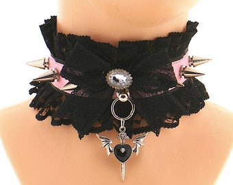 Pastellfarbenes Gothic-Kragenhalsband mit Ring und Metallspitzen, aus Satin mit Spitze genäht, mit gotischem Totenkopf-Herzanhänger, handgefertigtes Geschenk, auf Bestellung gefertigt