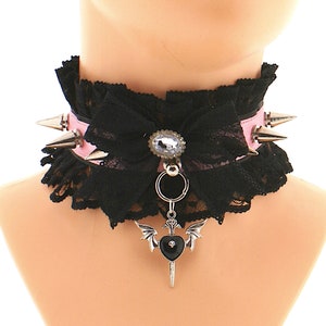 Pastel gothic collar choker with ring and metal spikes, sewn in satin with lace with gothic skull heart pendant handmade gift, made to order Różowy