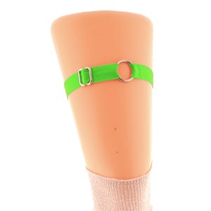 Neon green thigh garter silver o ring, womens elastic adjustable garter strap on the leg, gothic elastic garter, costume leg ring garter