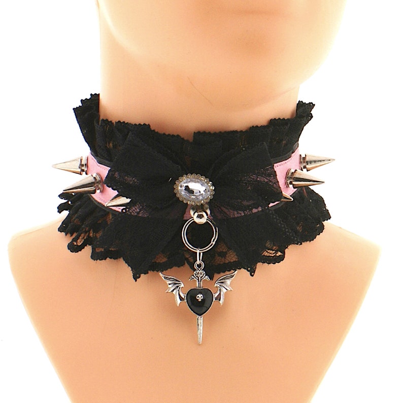 Pastellfarbenes Gothic-Kragenhalsband mit Ring und Metallspitzen, aus Satin mit Spitze genäht, mit gotischem Totenkopf-Herzanhänger, handgefertigtes Geschenk, auf Bestellung gefertigt Rosa