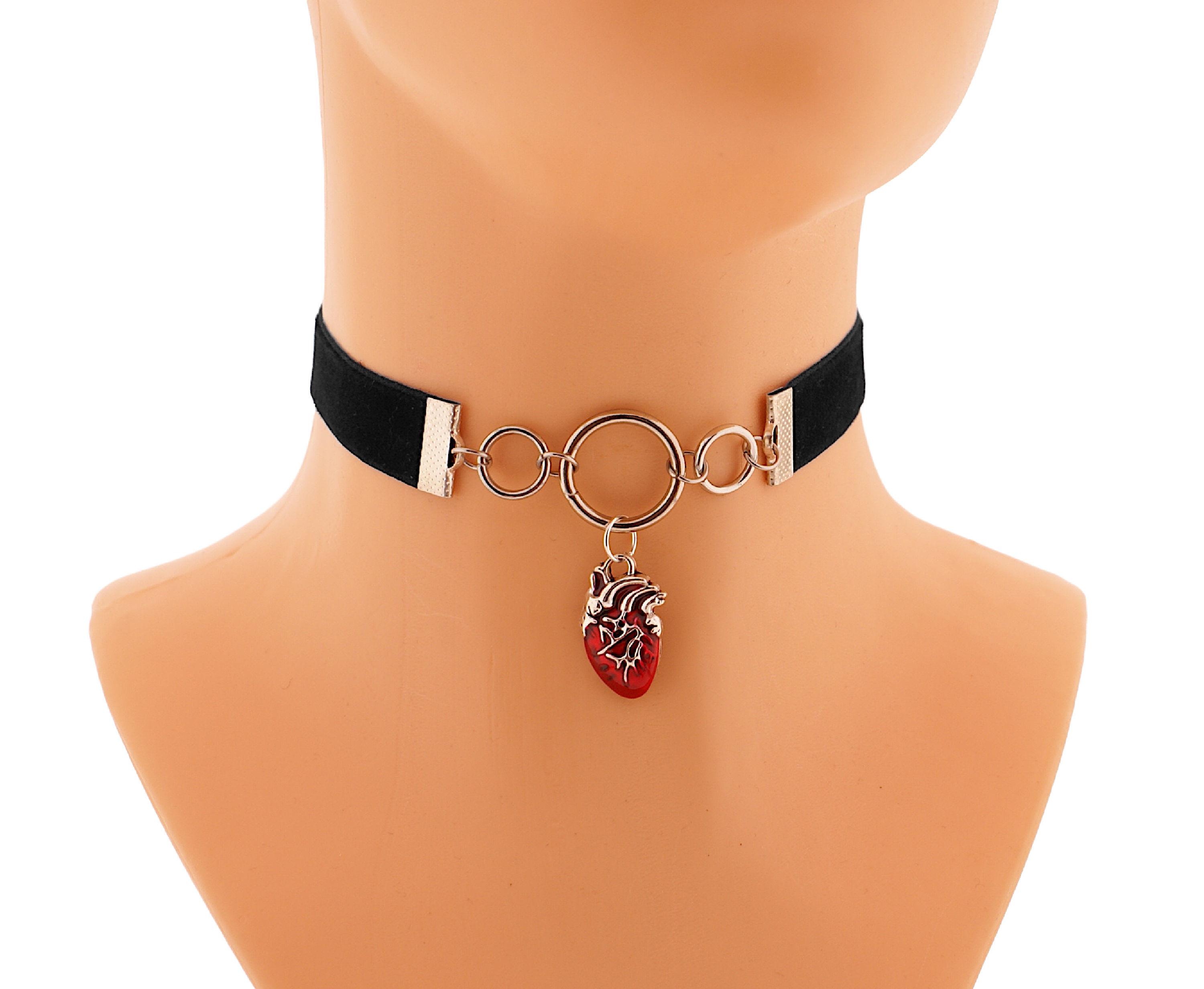Herz Samt Choker Damen – Schwarz-rot, Verstellbar 29,5-36,5 Cm, Mit Herzanhänger, Gothic Stil