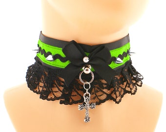 Neon groene cyber gotische kraag choker met ring en metalen spikes, genaaid in satijn met kant met goth kruis hanger handgemaakt op bestelling