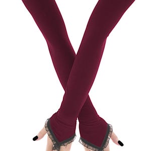 Può includere: Scaldamani bordeaux con bordo in pizzo grigio scuro sulla parte superiore e aperture senza dita. Le maniche lunghe sono realizzate in un materiale morbido ed elastico. Questi scaldabraccia sono progettati per essere indossati sulle braccia.