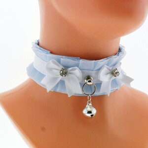 Blauwe kittenhalsband: handgemaakte satijnen choker met belletje