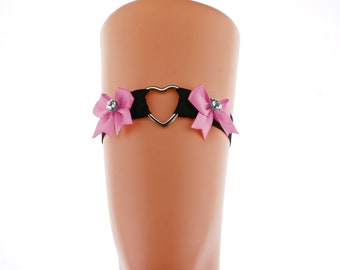 Zwarte elastische dijbeenband met hart en roze satijnen strik, handgemaakt