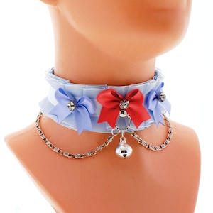 Blauwe kittenhalsband: choker van organza met satijnen strik en bel