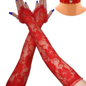 Könnte beinhalten: Ein rotes Spitzen-4-teiliges Set mit langen Handschuhen und einem Choker. Die Handschuhe haben ein Blumenmuster und Rüschenkanten. Der Choker hat eine Schleife und einen herzförmigen Schmuck.