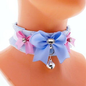 Handgemaakte satijnen kattenspeelchoker: blauwe halsband met belletje