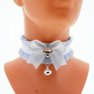 Blauwe kittenhalsband: satijnen choker met organzastrik en bel