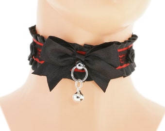 Kätzchen-Petplay-Halsband, rot-schwarzes Halsband, Satin-Spitze-Halsband mit D-Ring-Schleife und Glöckchen, handgefertigtes Kätzchen-Petplay-Halsband, ich habe mehrere Farben