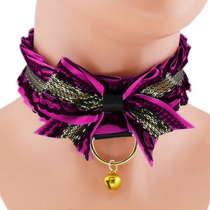Ras de cou chaton en satin fuchsia : dentelle noire, grelot et noeud