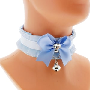 Blauwe kittenhalsband: satijnen choker met belletje en strik