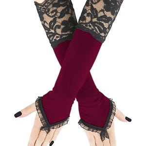 Può includere: Scaldamani bordeaux con polsini in pizzo nero e bordi arricciati. Gli scaldabraccia hanno un design aderente e presentano un delicato dettaglio in pizzo nero al polso. Un accessorio in stile gotico o vittoriano.