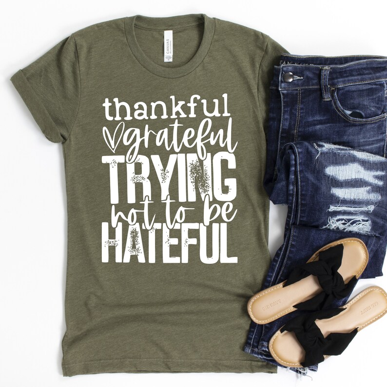 Puede incluir: Camiseta verde con texto blanco que dice "thankful grateful trying not to be hateful".