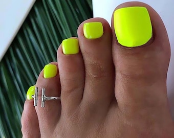 glow in the dark toenails