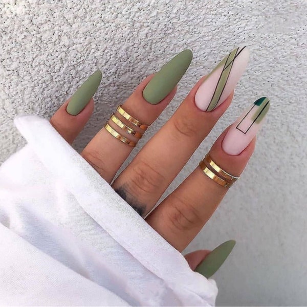 Vernis mat vert olive à presser sur les ongles motif géométrique sur faux ongles longs ovales, ongles givrés, ensemble de faux ongles vert sauge réutilisable