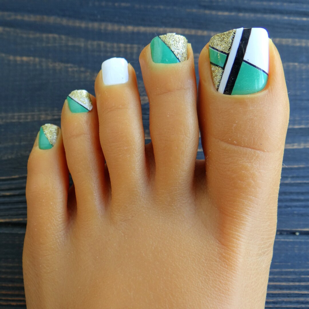 20 Lovely Valentine's Day Toe Nails Designs - Styleoholic