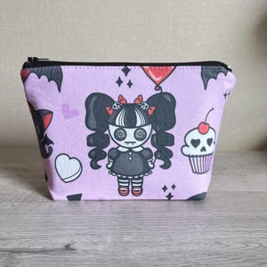 Neceser de maquillaje de vampiro pastel, bolsa gótica espeluznante con cremallera en la parte inferior, regalo para amantes del terror kawaii, forro de lona impermeable, neceser de viaje