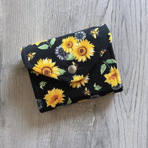 Cartera tipo sobre con diseño de abeja y girasol, con bolsillo con cremallera y ranuras para tarjetas, billetera con diseño floral negro, billetera con diseño de abeja y flores amarillas