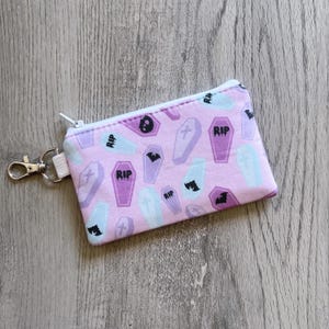 Mini llavero de ataúd con cremallera, cartera pequeña de murciélago mágico, monedero gótico pastel, bolsa con gancho giratorio, tarjetero pequeño de ataúd