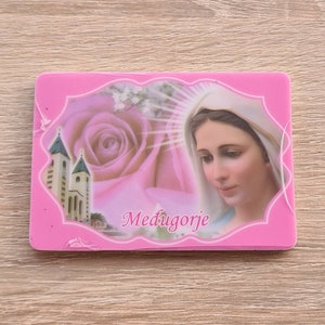 Aimant catholique Marie de Medjugorje 8 × 5,5 cm Aimant religieux Décoration d&#39;intérieur Saint Aimant de Medjugorje