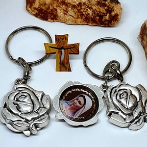 JUNGFRAU MARY MEDJUGORJE Schlüsselbund, Anhänger für Schlüssel Jungfrau Maria, katholische Geschenkfrauenmann, katholische Anhänger, rosa Schlüsselanhänger