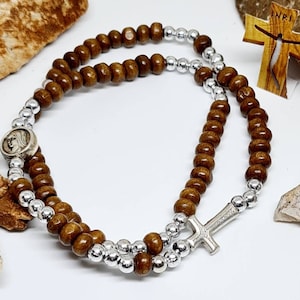 Handgefertigtes Rosenkranzarmband, handgefertigtes hölzernes katholisches Armband, christliches Armband, katholisches Gebet, religiöses Armband mit Schutzheiligenmedaille