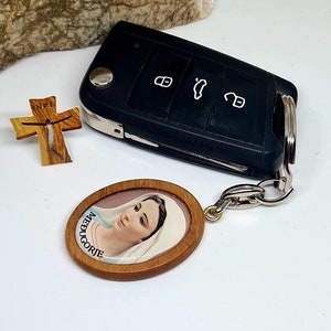 Schlüsselanhänger Jungfrau Maria Medjugorje, Schlüsselanhänger aus Olivenholz, katholischer Anhänger, Unsere Liebe Frau von Medjugorje, katholisches Geschenk Frauen Männer sie