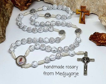 RĘCZNIE WYKONANY BIAŁY RÓŻANIEC z Medjugorje, koraliki różowe, koronka św. Benedykta, medalik Matki Boskiej, chrześcijański koronka błogosławieństwa