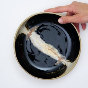 Bol-Assiette Momi / Bol en céramique noire / Bol en céramique diamètre 20 cm / Parfait pour salade, pâtes, bol ou risotto / fait main avec amour image 1