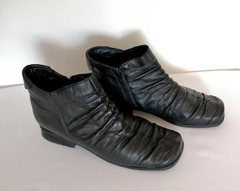 Vintage women shoes / ankle boots / black leather shoes 90s / Markizza