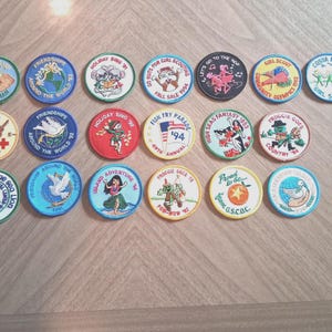 Patches vintage de eventos das Girl Scouts, nunca usados, da década de 1990.