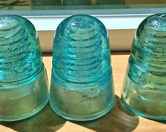 Isolatori in vetro antico a forma di alveare color azzurro acquamarina