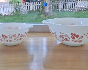 Juego de cuencos apilables Pyrex vintage con diseño Pink Gooseberry, modelo Cenicienta, de 2,5 cuartos (n.º 443) y 1,5 pintas (n.º 441).