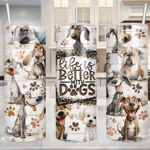 Puede incluir: Tres vasos de acero inoxidable con diferentes ilustraciones de perros. El vaso de la izquierda tiene un fondo blanco con ilustraciones de perros marrones y negros. El vaso del medio tiene un fondo de estampado de leopardo con el texto "Life is Better with Dogs". El vaso de la derecha tiene un fondo blanco con ilustraciones de perros marrones y negros.