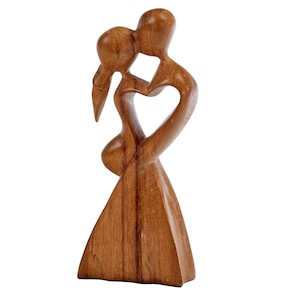 Due amanti con il cuore - scultura in legno naturale