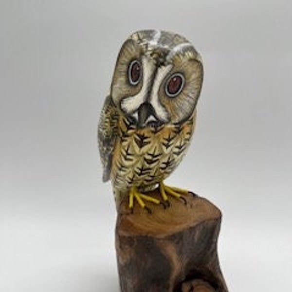 Hibou fauve en bois fait à la main perché sur une bûche (brillant)