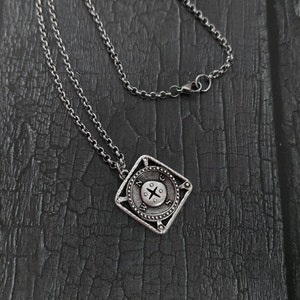 Colgante de brújula en plata antigua, collar de viaje cuadrado para hombre, joya de regalo