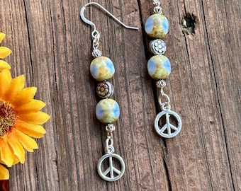 Orecchini Boho con simbolo della pace: perline di vetro ceco, distanziatori a forma di fiore in argento