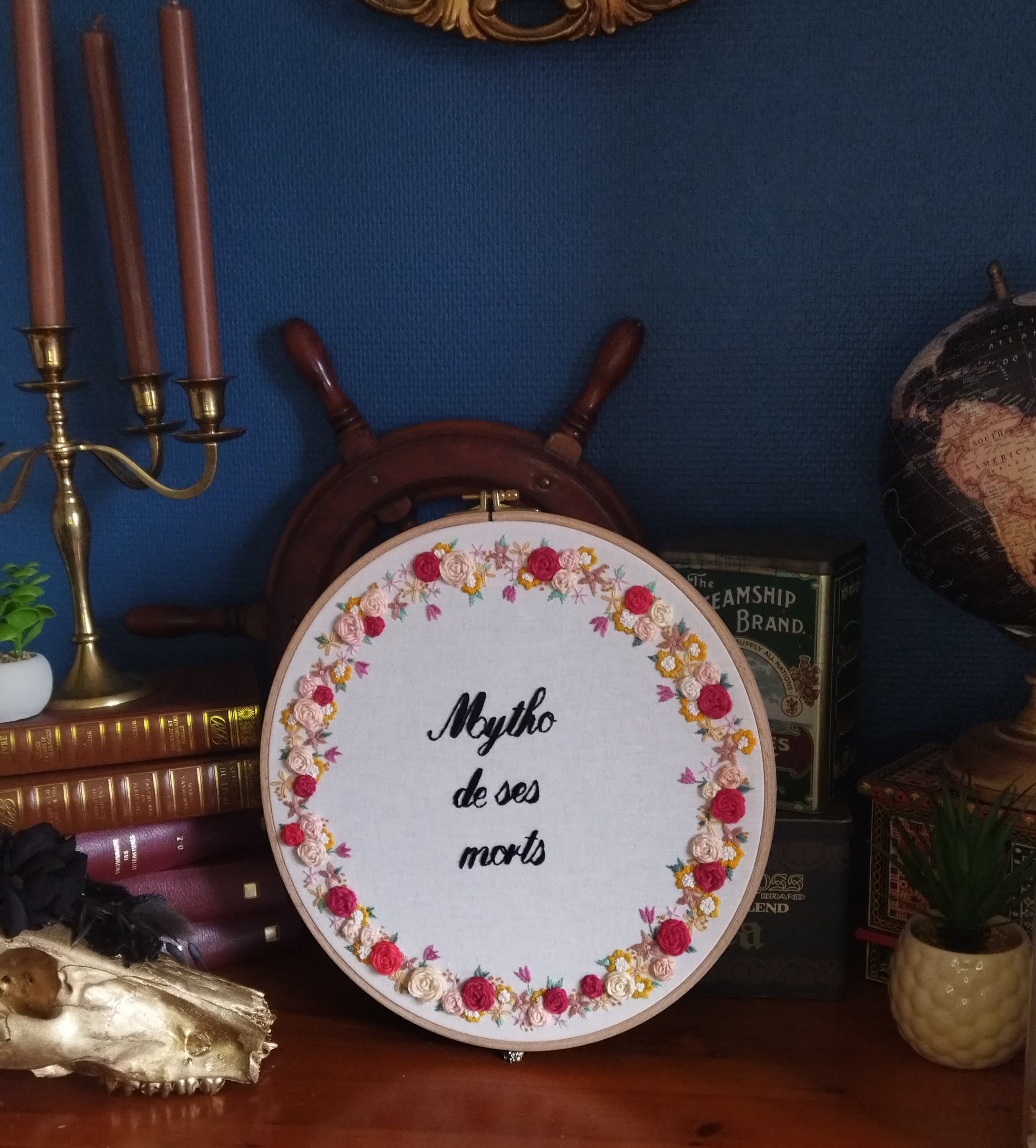 Broderie Mytho de Ses Morts Faite Main