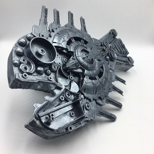 スチームパンクな魚のウォールアート、グレーのインテリア、バーニングマン風