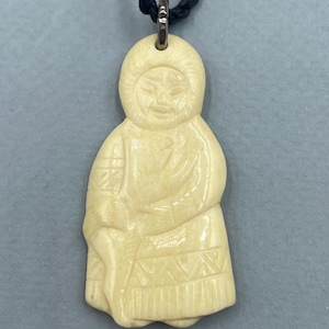 Vintage Eskimo Anhänger, Inuit Mädchen & Hund Halskette, Chukchi Figuraler Schmuck