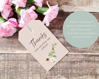 Könnte beinhalten: Ein beiger Geschenkanhänger mit dem Schriftzug "Danke, dass du mir beim Wachsen geholfen hast!" in eleganter Schrift, verziert mit einem floralen Design. Rosa Nelken und eine grüne kreisförmige Textblase im Hintergrund.