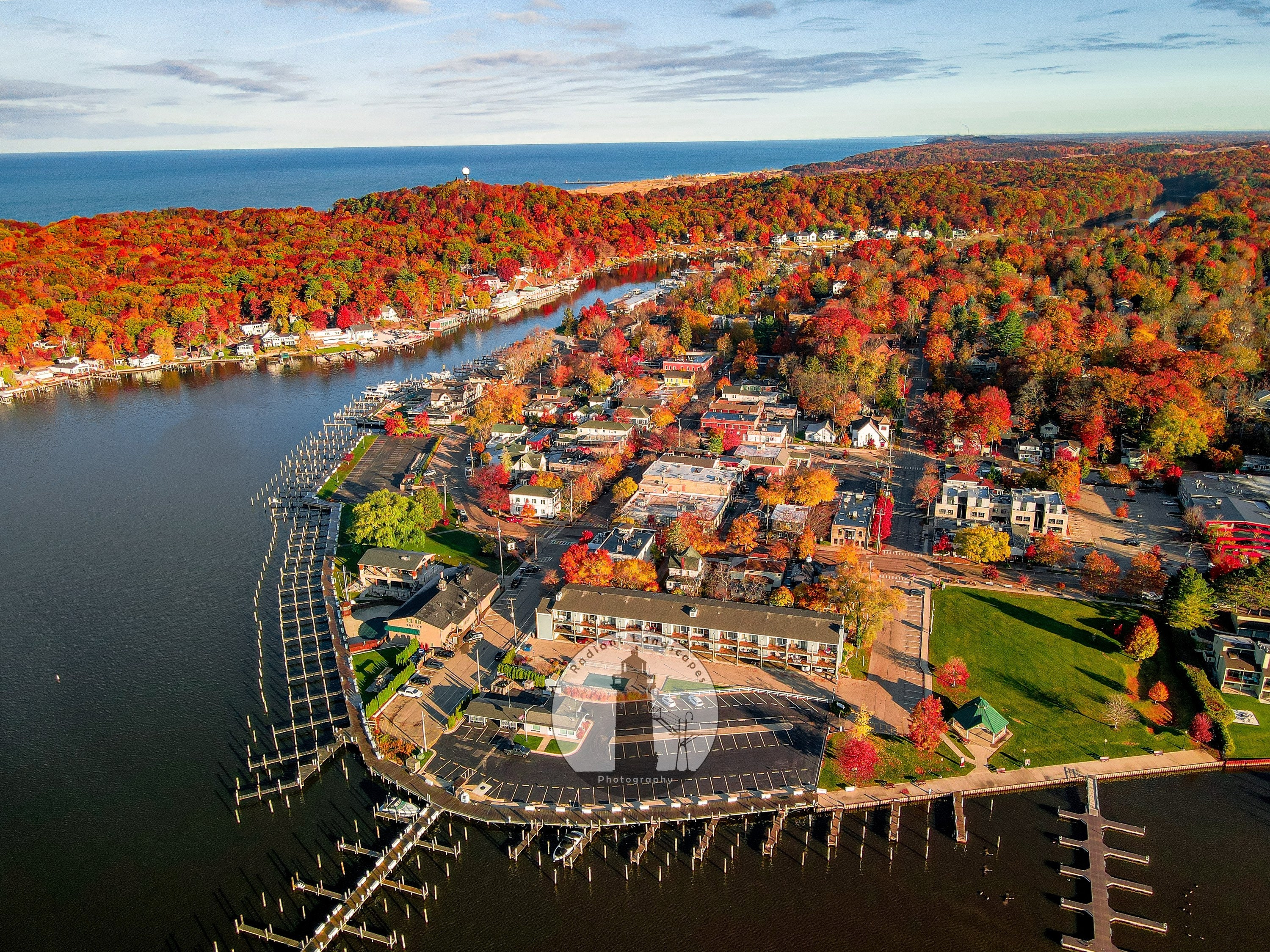 Saugatuck, Michigan, desde arriba durante el máximo esplendor del otoño, image size:3000x2250